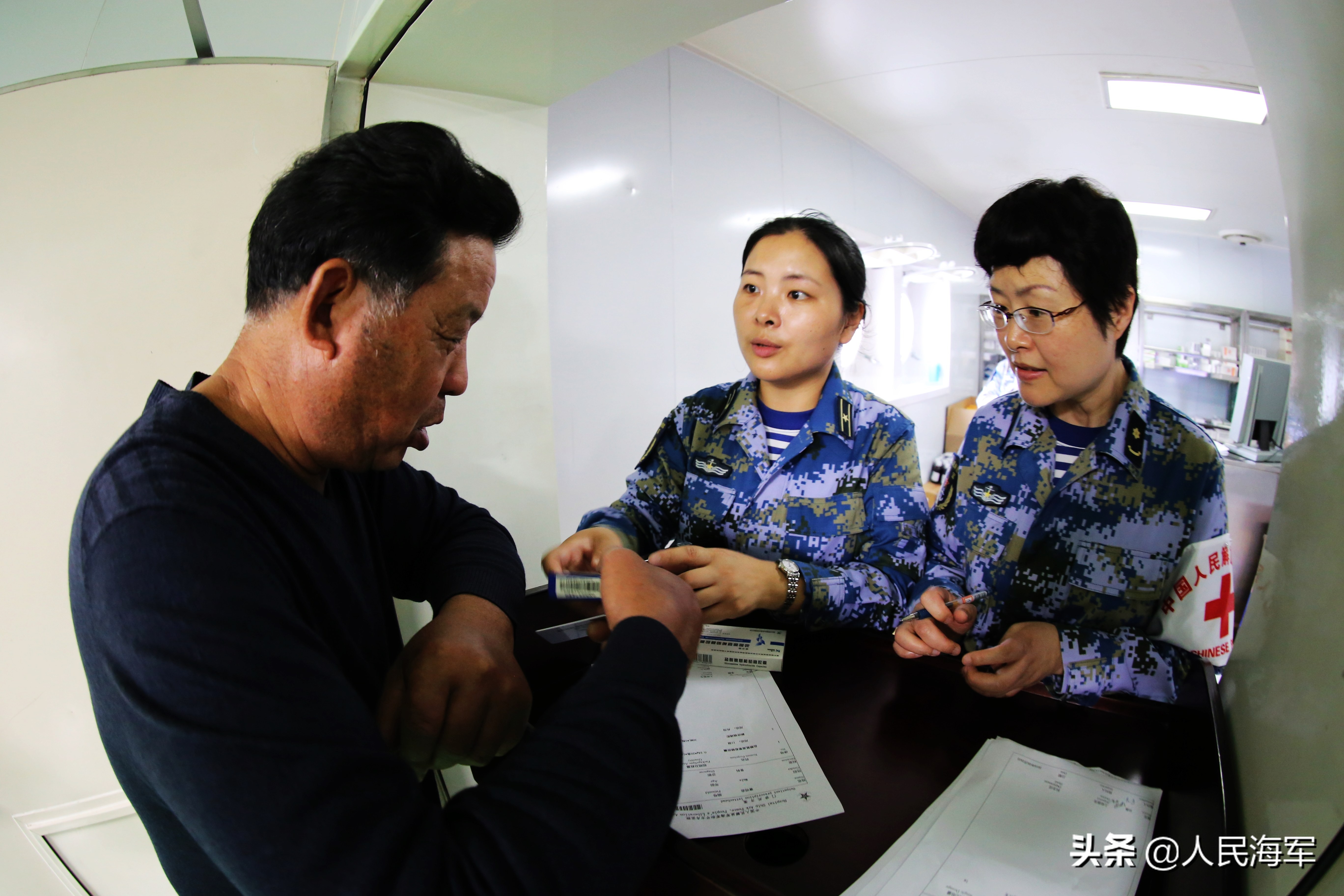 “请让我再亲吻一下祖国”—海外华人华侨眼里的和平方舟