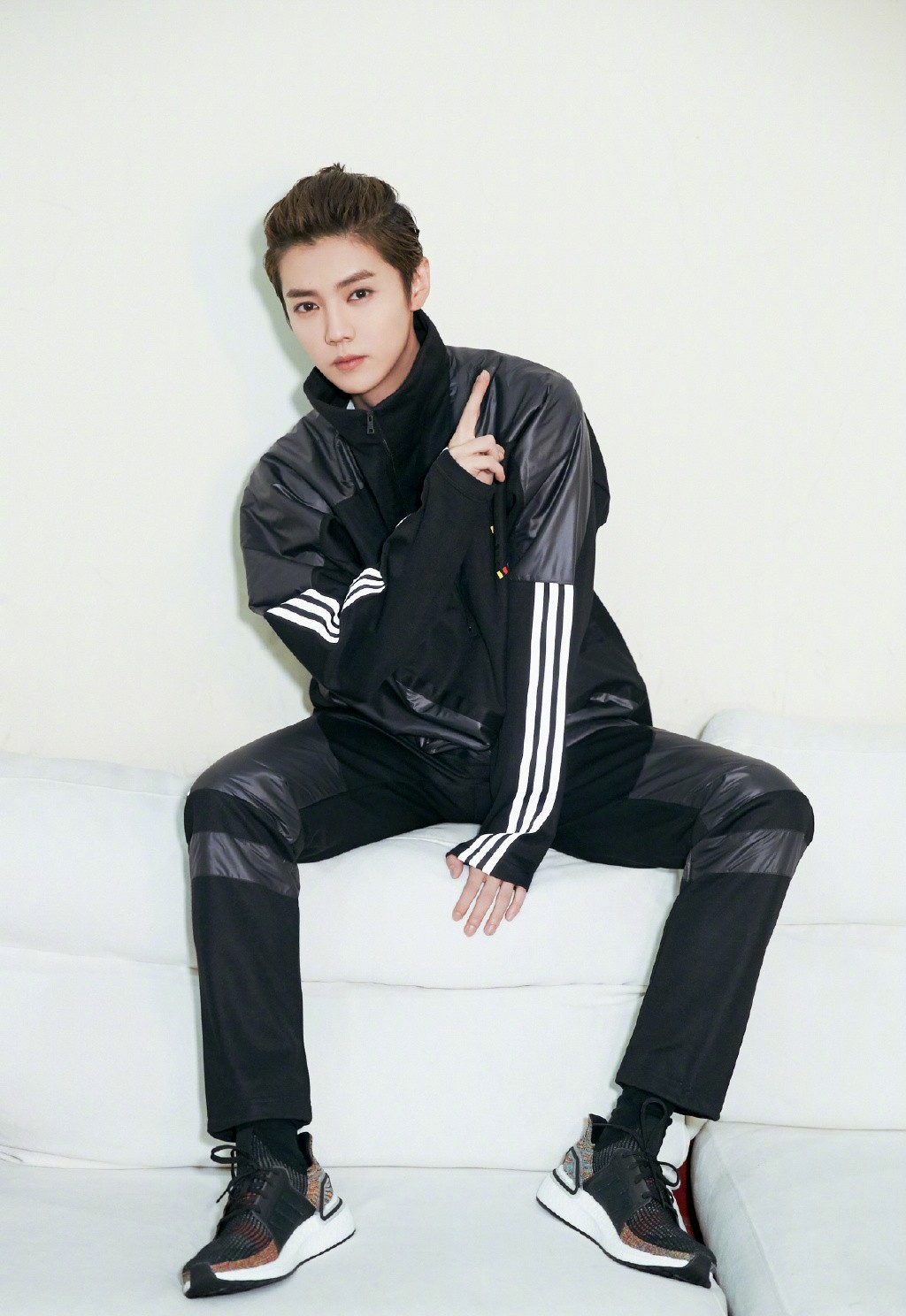 鹿晗穿黑色衣服跳舞的视频,鹿晗穿黑色短袖