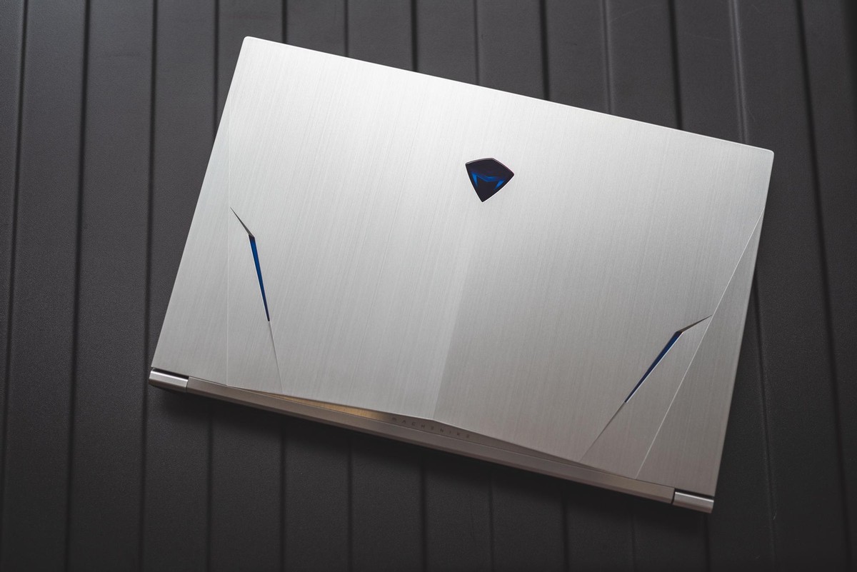 一台重量仅为1.85kg的游戏本机械师F117毒药