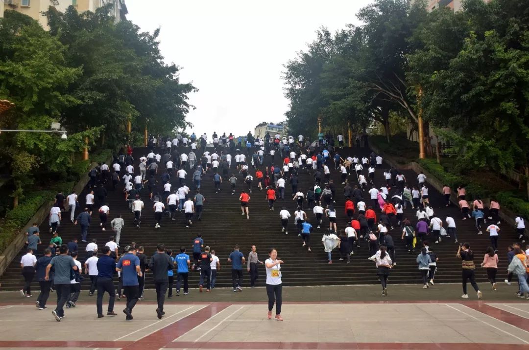 勇攀高峰的运动员,攀登山峰运动员