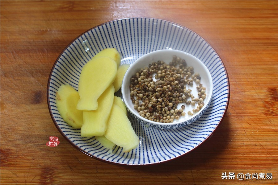 老妈炖的猪肚很好吃,老妈在做猪肚鸡