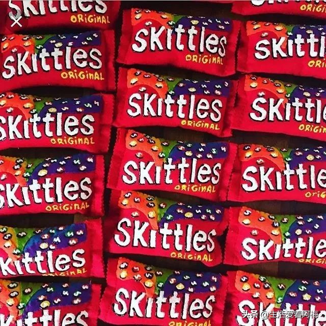 她开了间超市，卖的东西却全是假的，9000件商品，竟被一抢而空