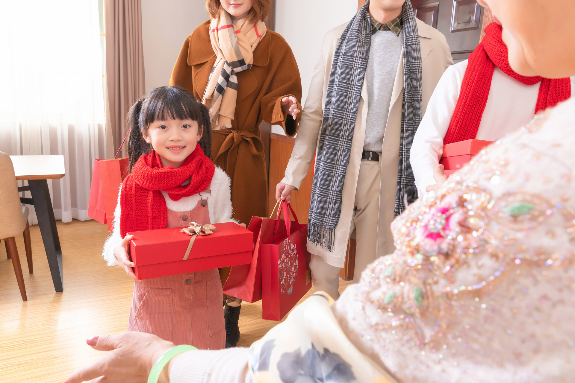 过年给孩子送礼物的讲究,过年给小孩买什么送礼