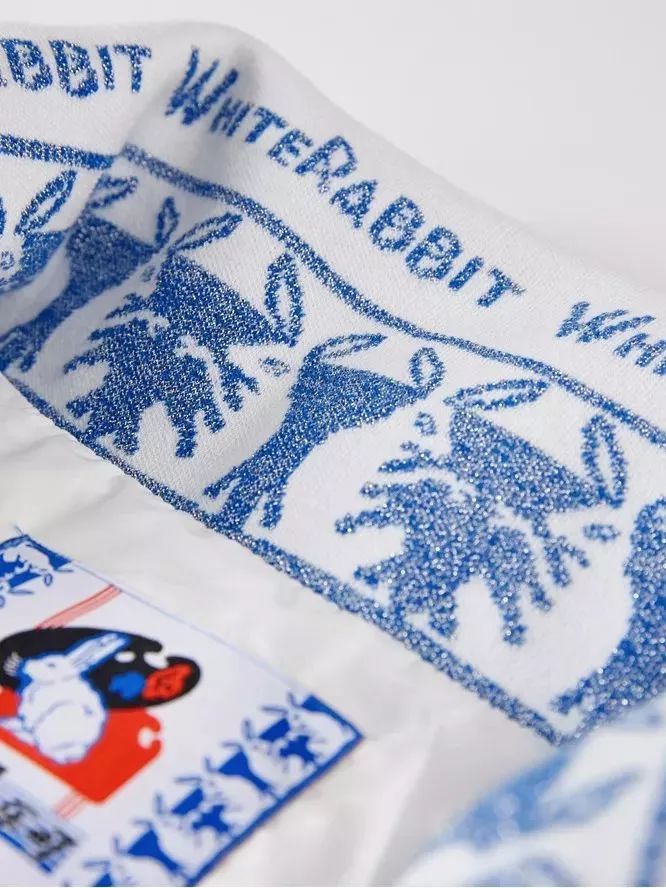 新的脑白金广告,洗脑广告鼻祖脑白金跨界出潮服