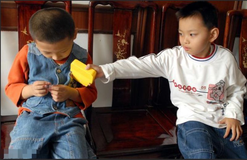 怎样引导孩子回避型人格,孩子胆小内向是什么原因造成的