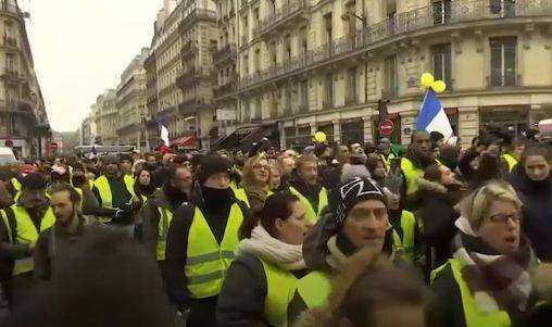 加拿大“黄马甲”蔓延到10个城市！特鲁多一味追随美国，致经济重创，报应太快！