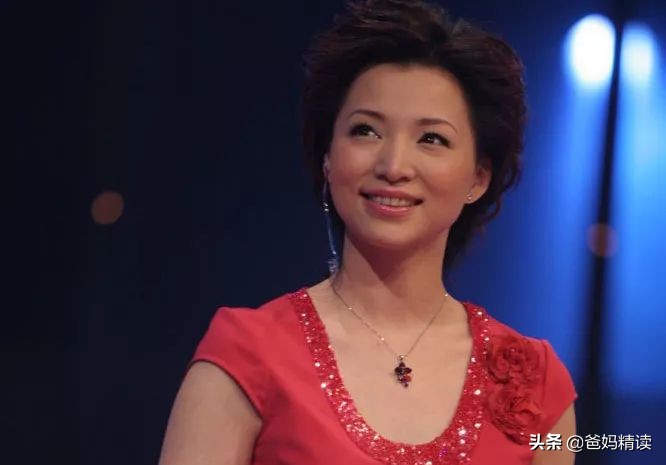 董卿从开始到结束春晚回顾,董卿退出央视后现在做什么呢