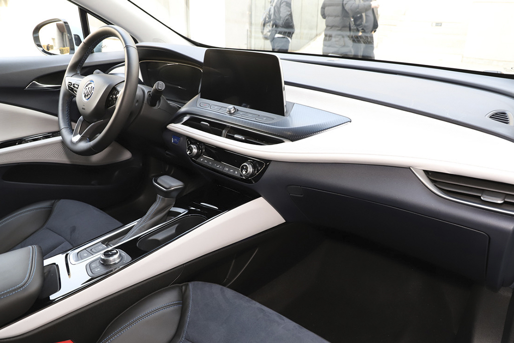 一台可以给你推背感的纯电小车,一辆让你骑着有幸福感的车子