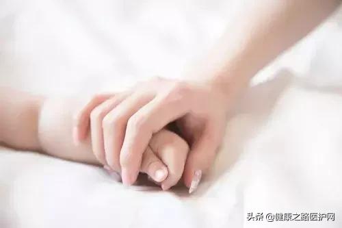 宝宝小时候脸上起湿疹留下的坑,宝宝湿疹涂啥都没用