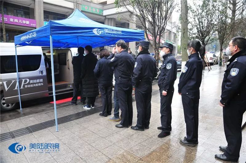 眼镜人在行动|疫情下的「空城」重庆，爱心在蔓延