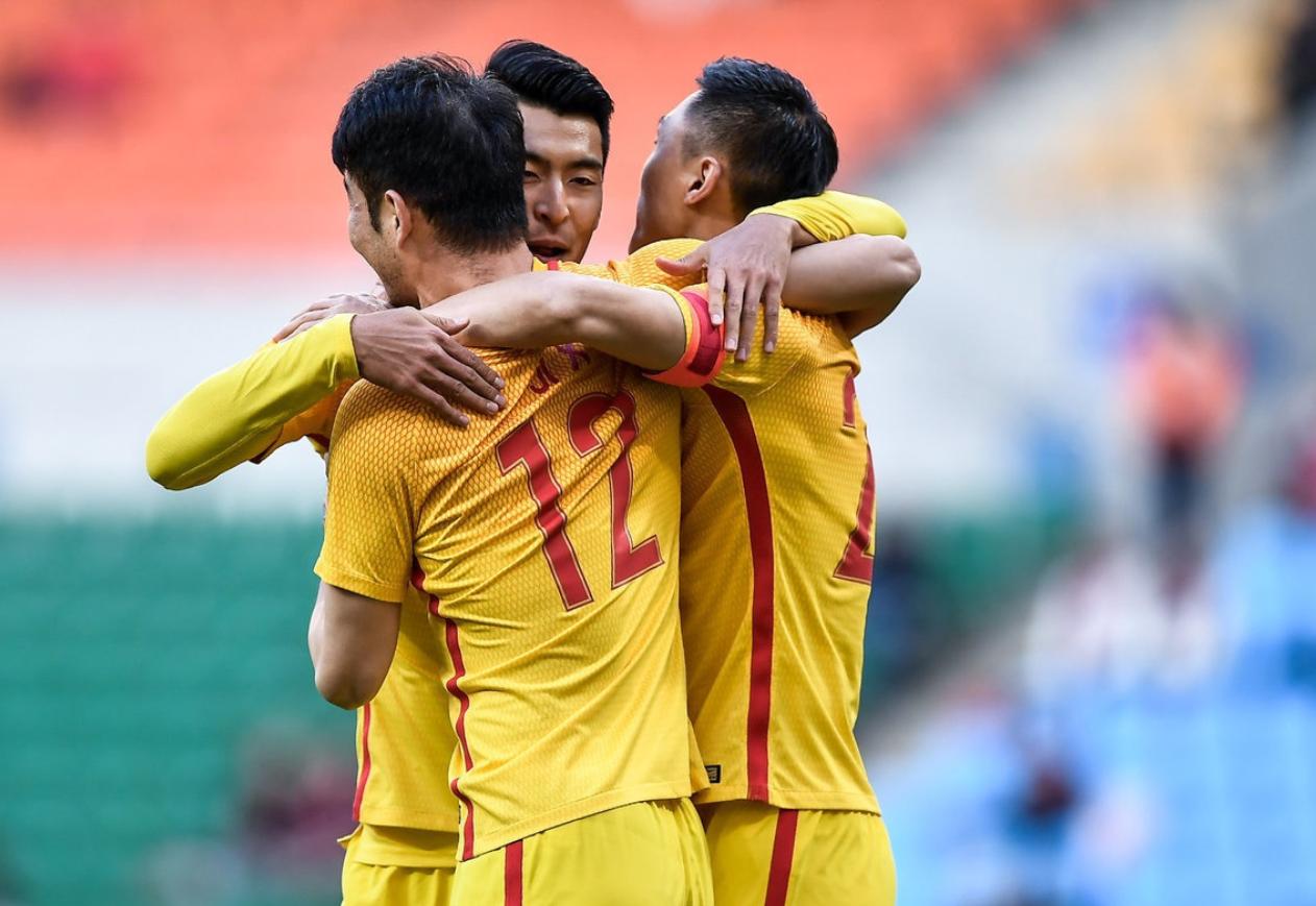 国足尽显王者风范难掩颓势名场面,国足1-2负中国香港男足