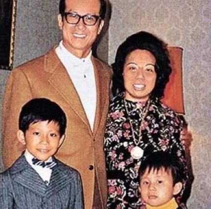 本是美艳无双的长相，却甘愿成为富豪们的“猎物”，耗尽青春