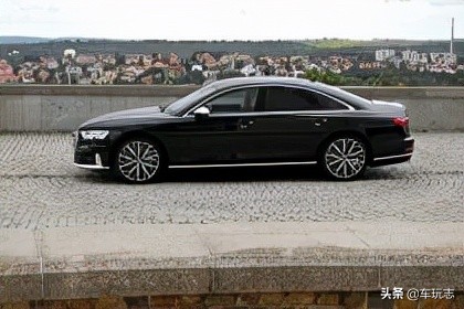 奥迪s82021款60tfsi尊贵版,2022款全新奥迪s83.0t