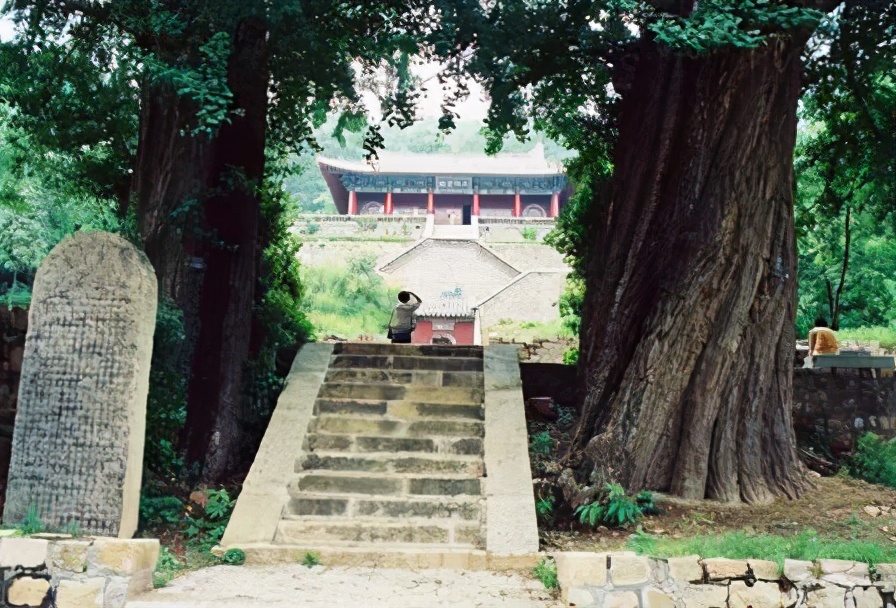 玉泉寺铁塔真实图,玉泉寺铁塔千年不倒之谜是什么