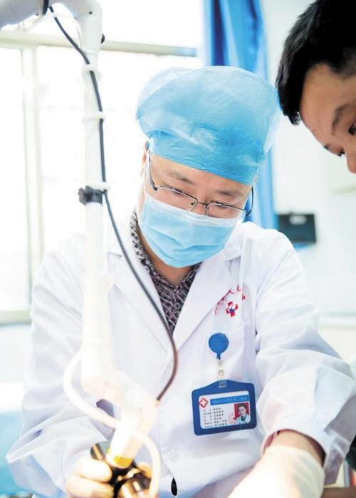 脸上缝了4针疤痕怎么淡化,小时候脸上留下疤痕现在怎么消除