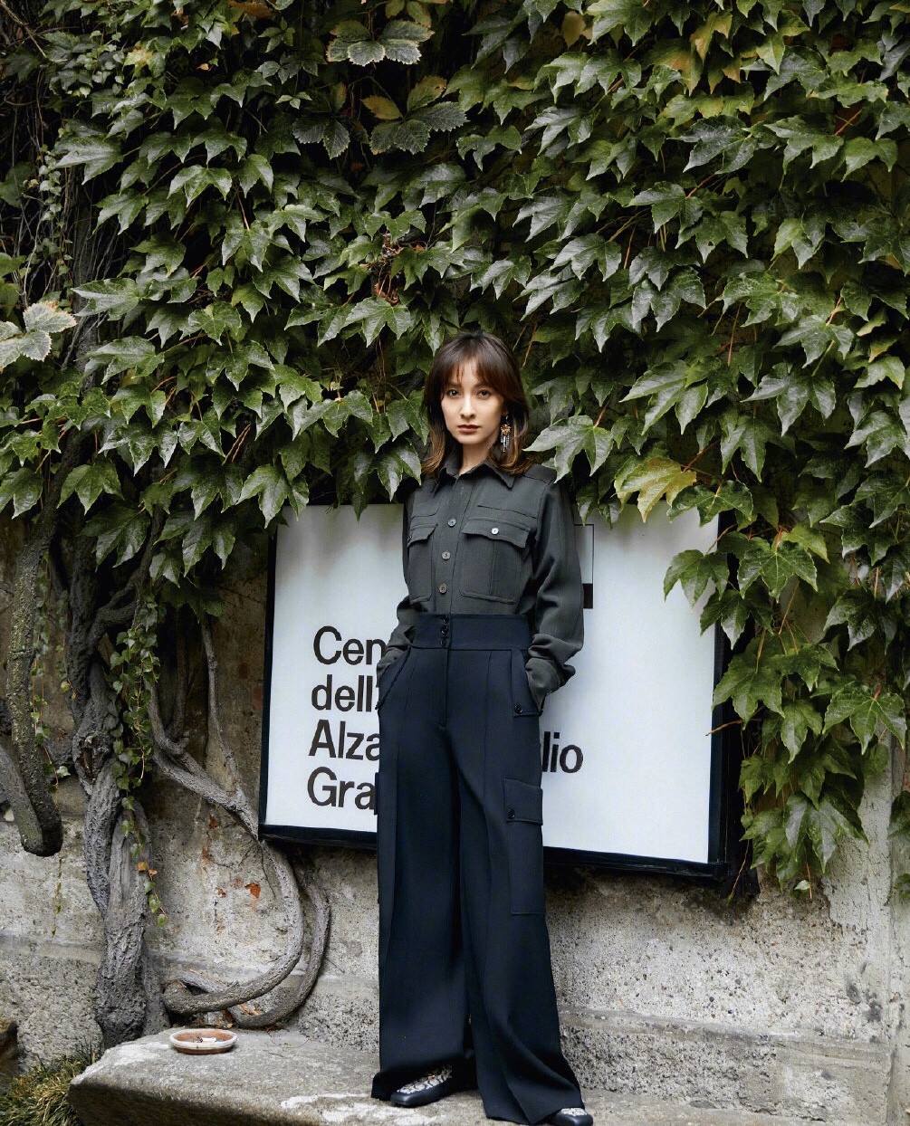 吴昕机场戴墨镜高清图片,吴昕穿黑色大衣图片