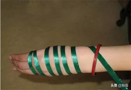 翡翠手镯戴的方法,玉手镯要怎样戴和脱