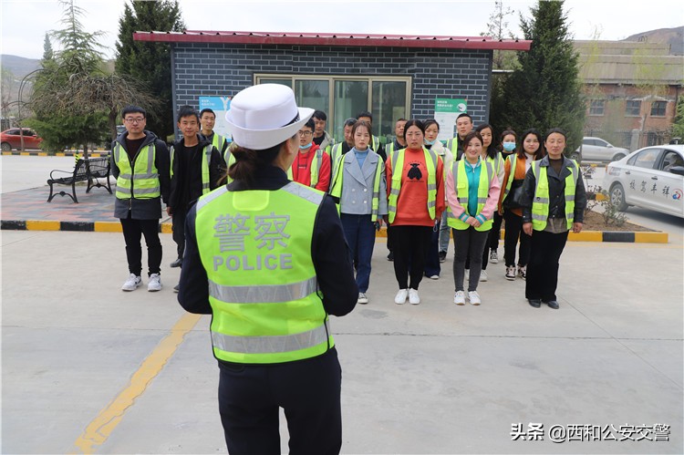 【集中宣传日】西和县公安局交警大队“多点开花”，稳步推进交通安全宣传工作