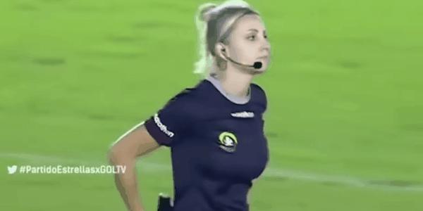 仙女主裁判玩嗨了，公然*戏调**男足球员，掏红牌假动作秒变擦香汗