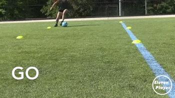 足球教学4种花式实用过人,足球发边球动作教学