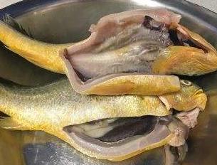 吃鱼鱼刺卡住怎么解决,吃鱼卡到鱼刺该怎么弄出来