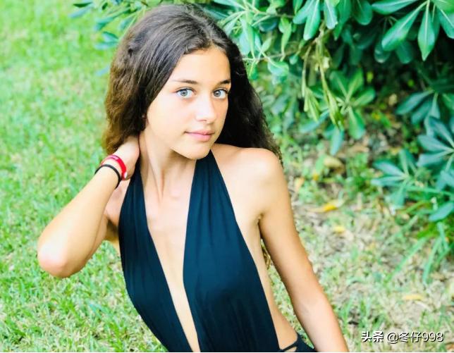 15岁意大利童星乘坐摩托车被撞身w，现场惨状曝光