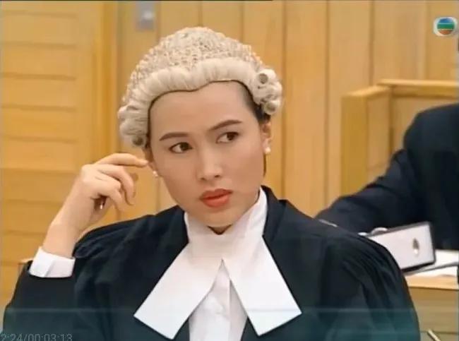 还记得2000年拿下黄子华的中环女律师MissMo穿过什么吗？