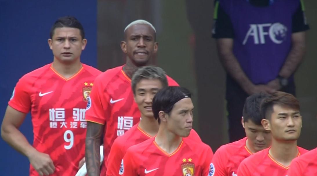 恒大队员对鲁能犯规,恒大跟队记者