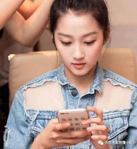 明星手机壳泄密:那英骂人名言火了,杨幂买9.9元便宜货,悲剧了