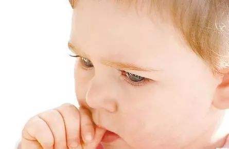 孩子从小咬指甲长大后怎么办,孩子咬手指甲咬出血怎么治疗