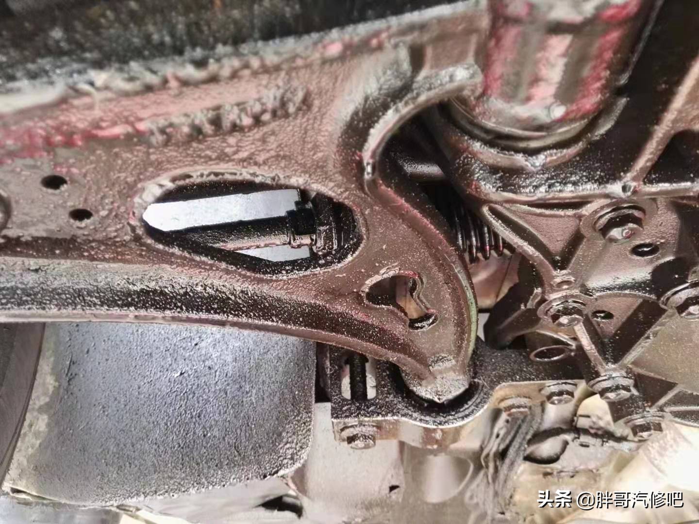 迈腾汽车漏油一般在哪个位置,迈腾漏油忽然不漏了