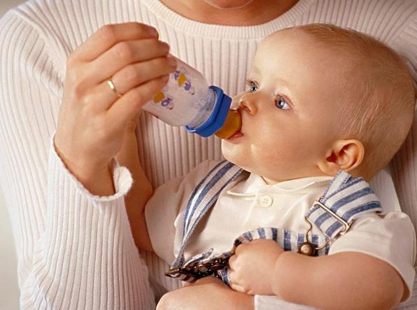 宝宝总是想喝奶但是喝了又吐,宝宝频繁想吃奶是怎么回事