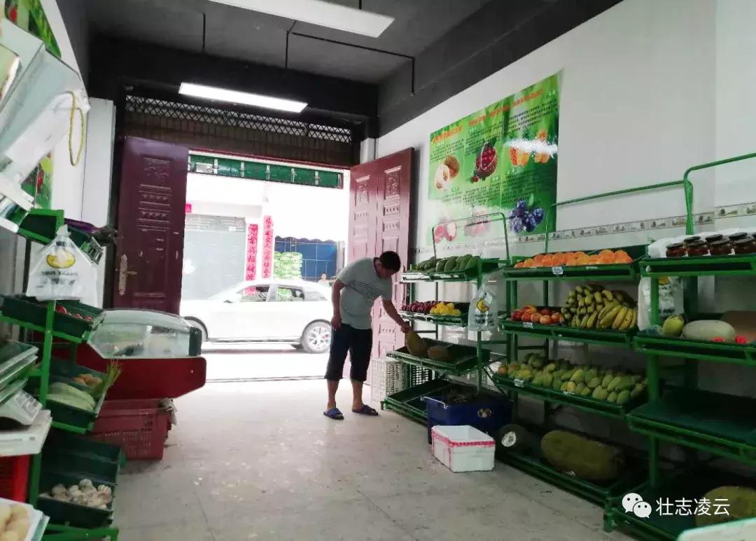 百色凌云县贫困群众有了售货专窗