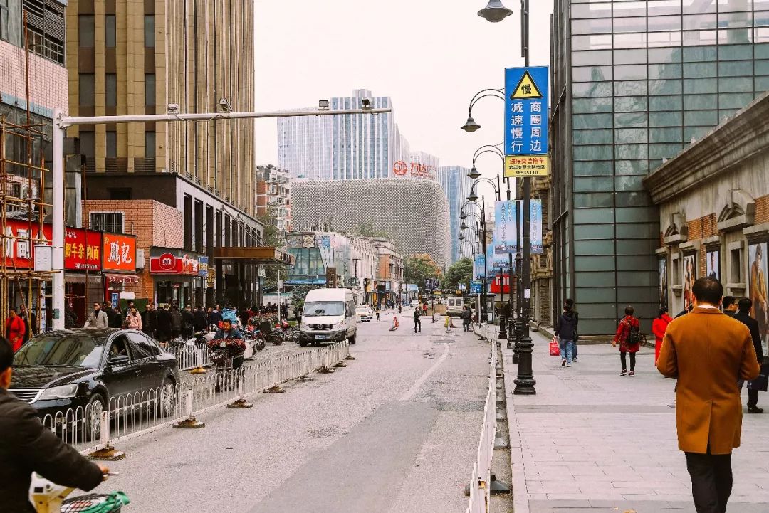 穿梭60年,武汉公交无轨电车1路