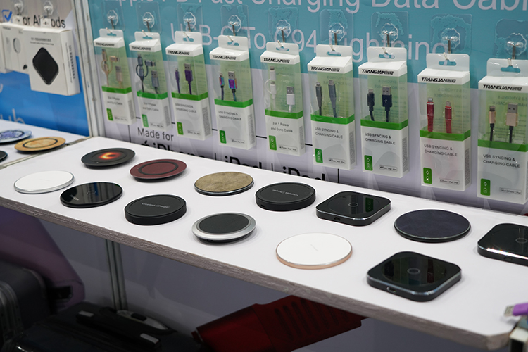 创冠在印度展示结合了中国传统文化之美的无线充电器