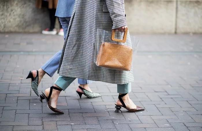 夏天什么颜色的包好看,pvc包流行吗