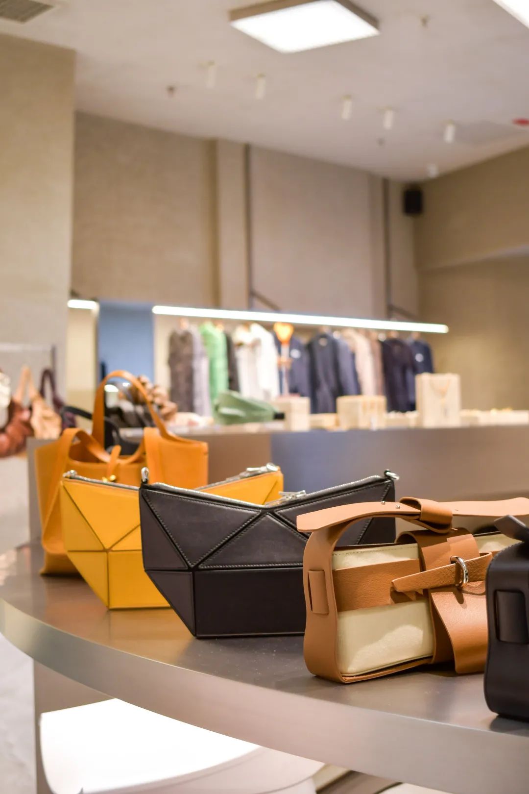 乌鲁木齐买手店有多酷？潮流搭配师坐镇，内藏咖啡吧，一秒出片