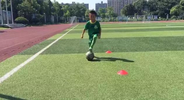 在40度的高温下遛娃的一天,36度高温带着孩子爬山