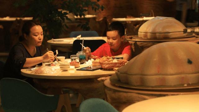 周末带孩子去海洋球里玩,带孩子去海洋球玩儿的地方在哪