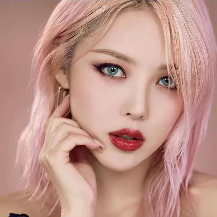 夸张发色弄什么造型,夸张的发色适合什么衣服