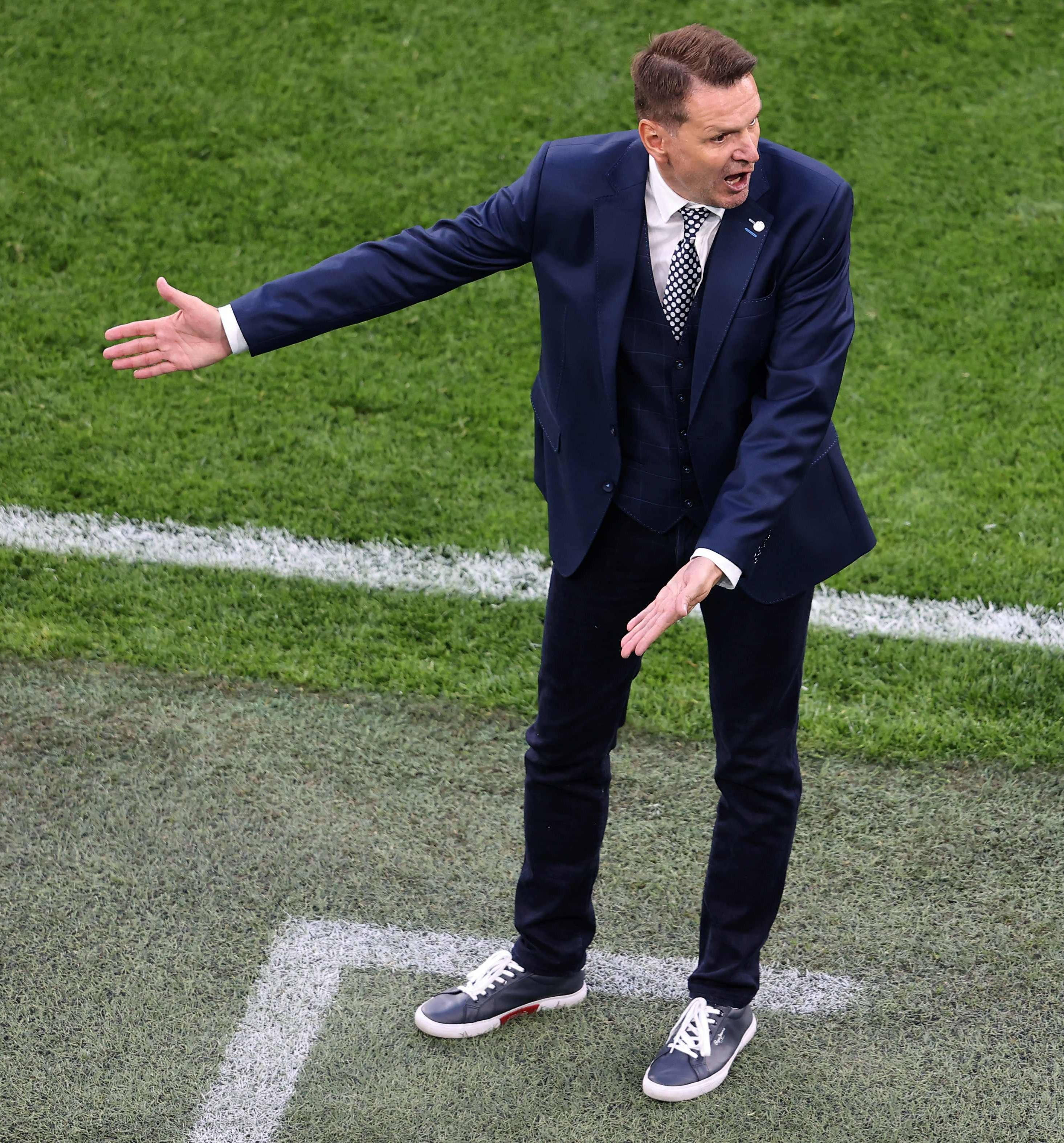 大饱眼福！欧洲杯名帅衣品赏析：索思盖特弃马甲曼奇尼秀阿玛尼