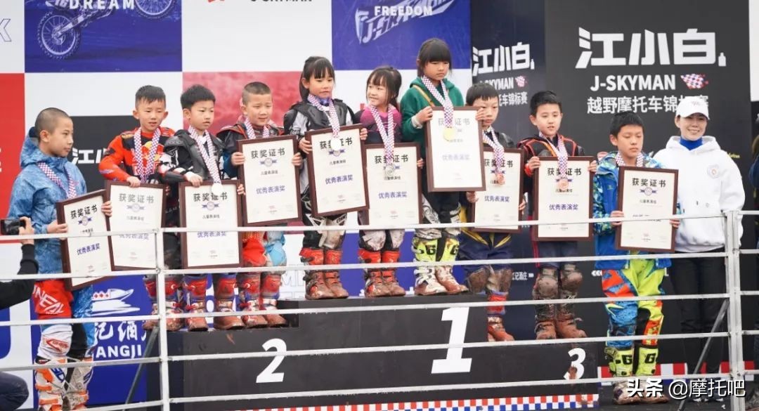 这摩托真好喝。。。不对....这酒真好骑！