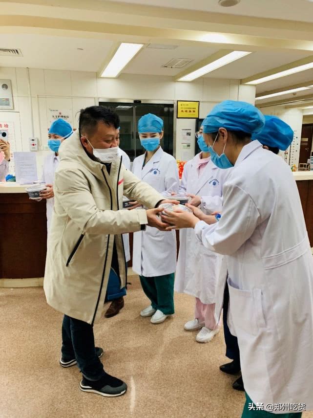 76岁老人慰问防疫人员,七旬老人给防疫人员送温暖