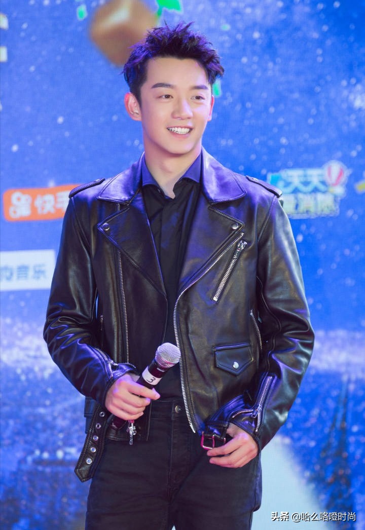 郑恺穿黑色西装出席,郑恺身穿蓝色牛仔褂更帅气了