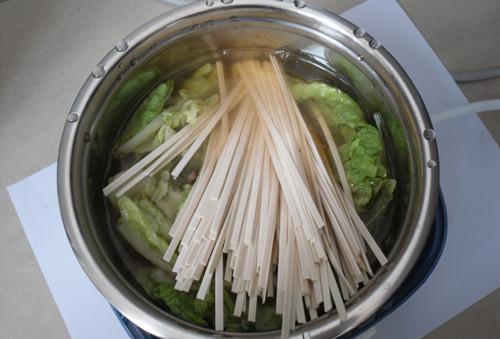 你煮面条都是等到水开后才下锅吗,你煮方便面是先放料还是先放面