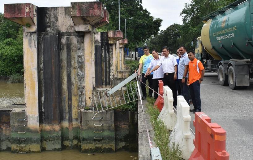 汽车坠河后怎么自救,为何汽车坠河很多人逃不出去