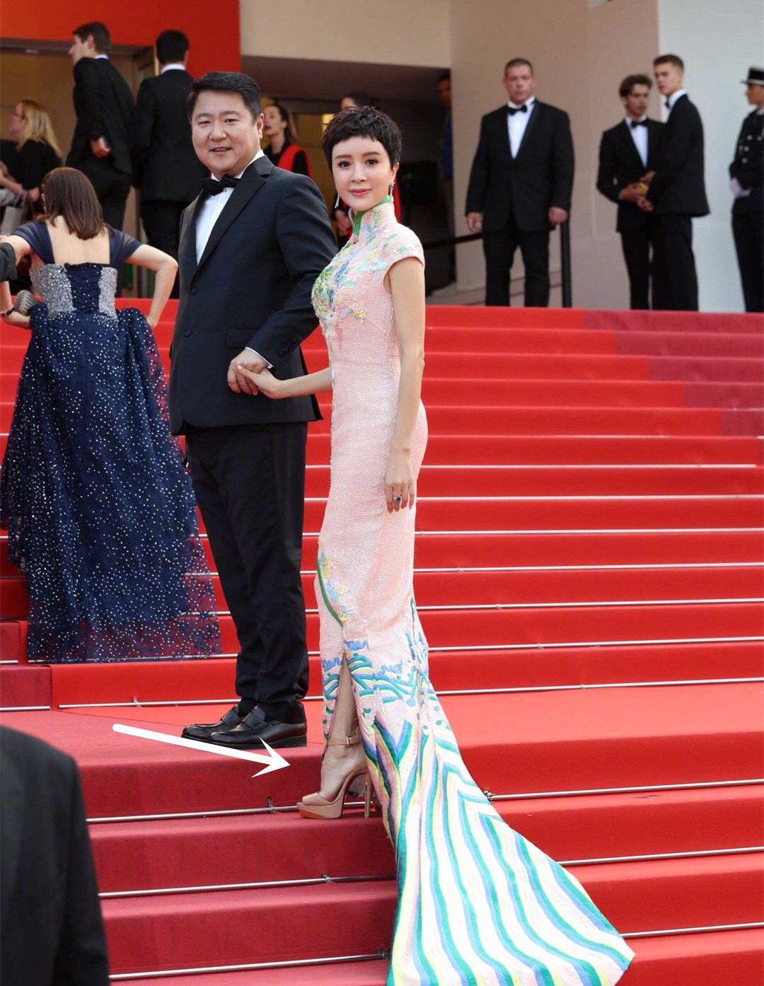 戛纳红毯，金巧巧的恨天高上热搜？娜扎章子怡的鞋才是狠角色
