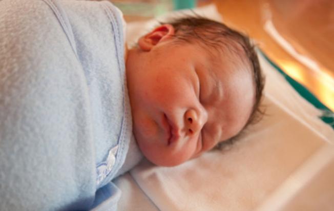 宝宝不小心跌下床怎么办,宝宝不小心掉地上发生意外