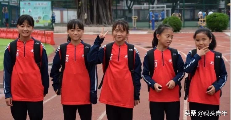 五个爱踢足球的贵州山区少女，能在广州逆天改命吗？