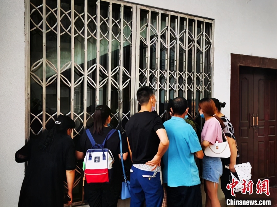 街头火拼持枪真实视频,当街持枪火拼撞死无辜路人